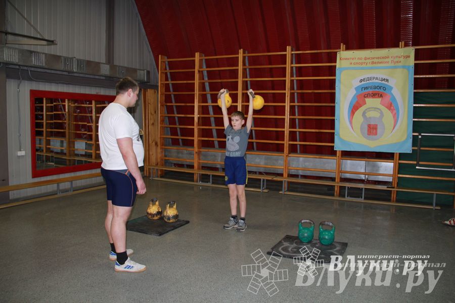 В Великих Луках состоялся Чемпионат по гиревому спорту (фото)