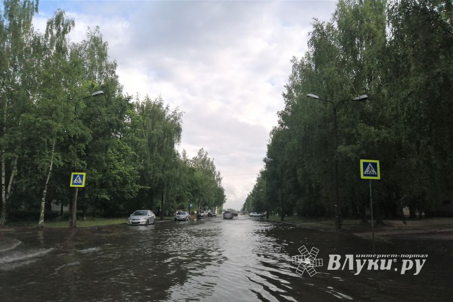И плывем, и плаваем – Великие Луки после ливня (ФОТО)