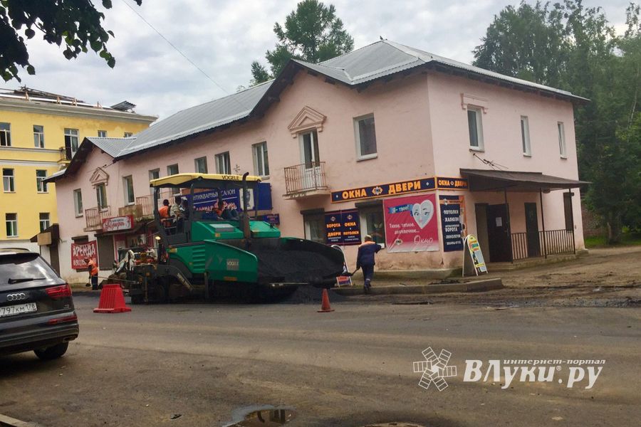 Припаркованные у обочин автомобили вновь мешают ремонту дорог (ФОТО)