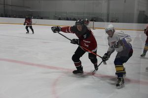 Две великолукские команды хоккеистов одержали победы в домашних матчах (ФОТО)