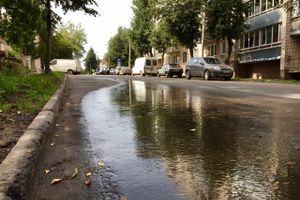 ФОТОФАКТ: на ул. К. Либнехта в Великих Луках неожиданный фонтан