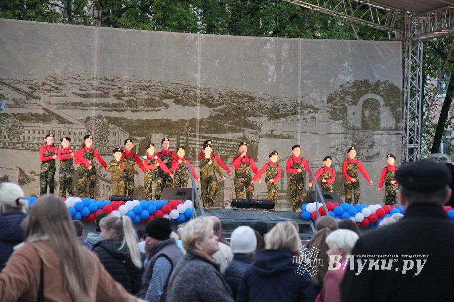 В Великих Луках прогремел праздничный салют в честь Дня Победы (ФОТО)