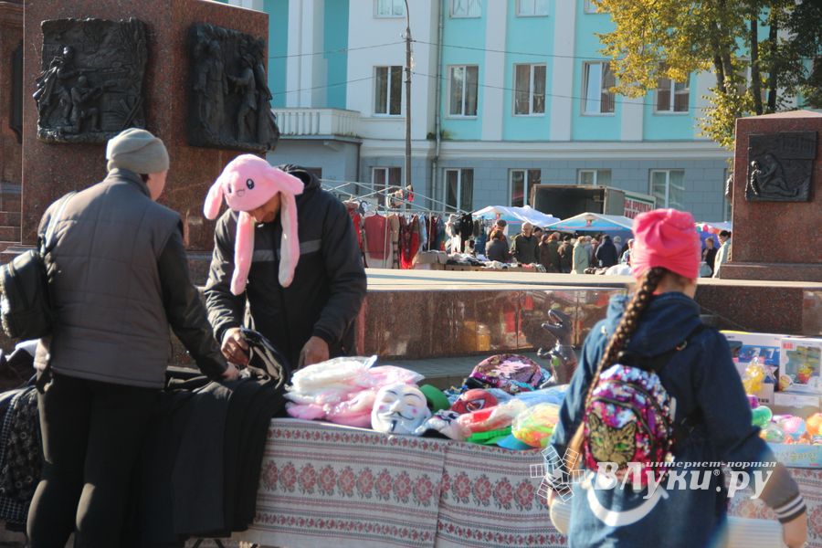 В Великих Луках прошла универсальная осенняя ярмарка (ФОТО)