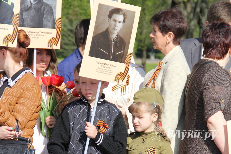 Парад Победы в Великих Луках (фото)