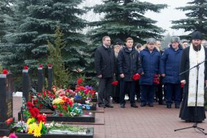 Венок от Президента России Владимира Путина возложили к памятнику 6-ой роте (фото)