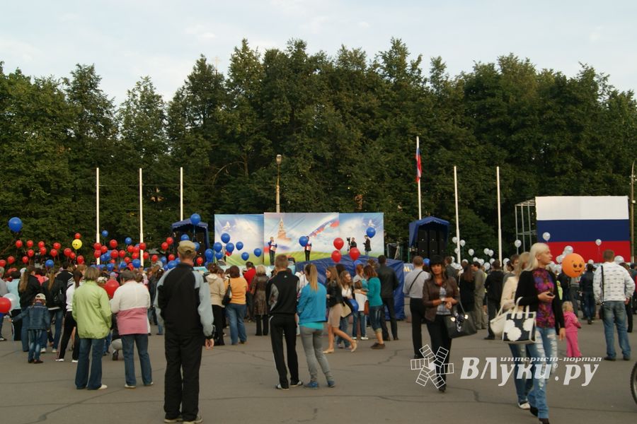 Празднование Дня флага в Великих Луках