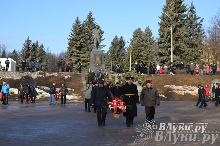 День защитника отечества в Великих Луках отметили памятным митингом и салютом