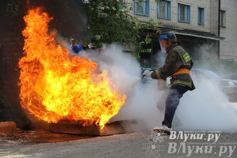 В Великих Луках прошли соревнования среди пожарных