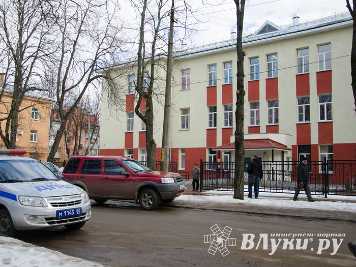 Фотофакт: сотрудники ГИБДД выписывают штрафы