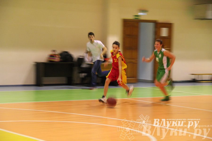 Интересный баскетбольный матч прошел в Великих Луках (фото)