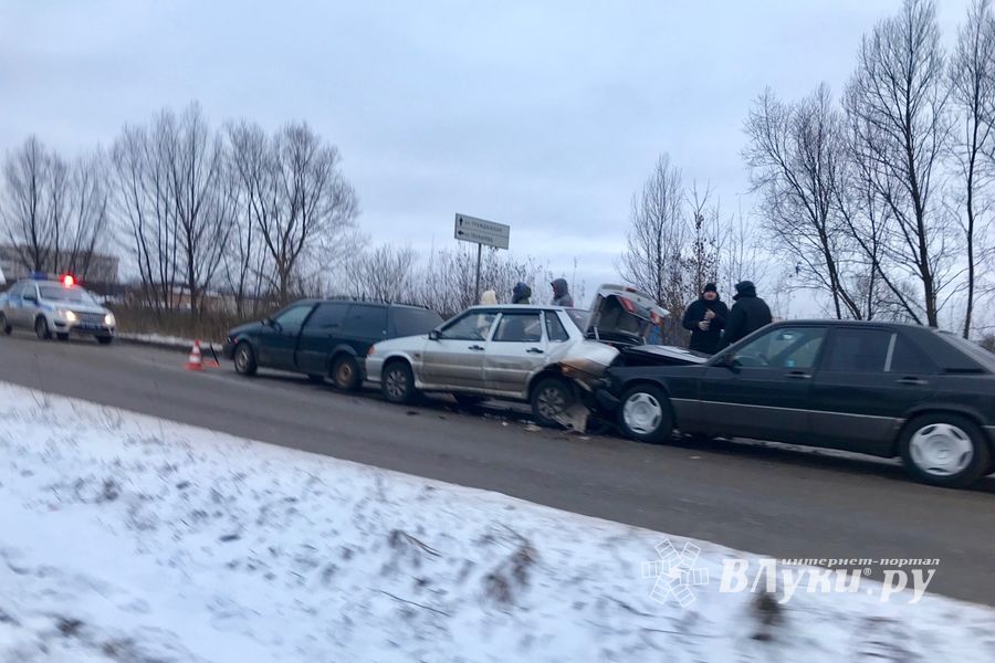 В Великих Луках из-за ДТП образовалась «пробка» (ФОТО)