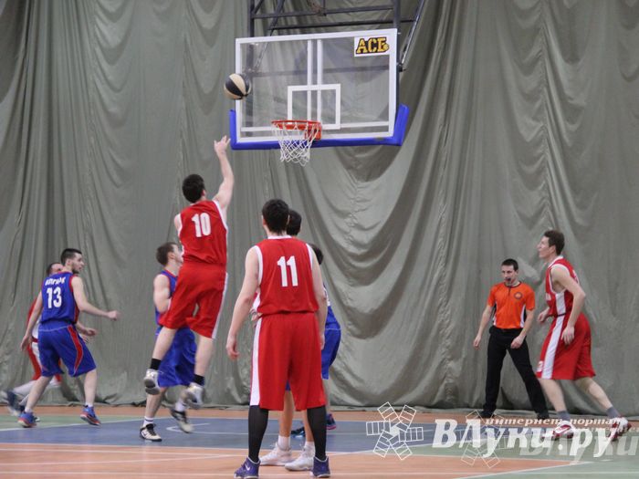 В Великих Луках проходит Открытый Чемпионат г. Великие Луки по баскетболу (фото)