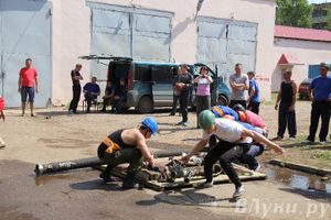 В Великих Луках прошли соревнования среди пожарных