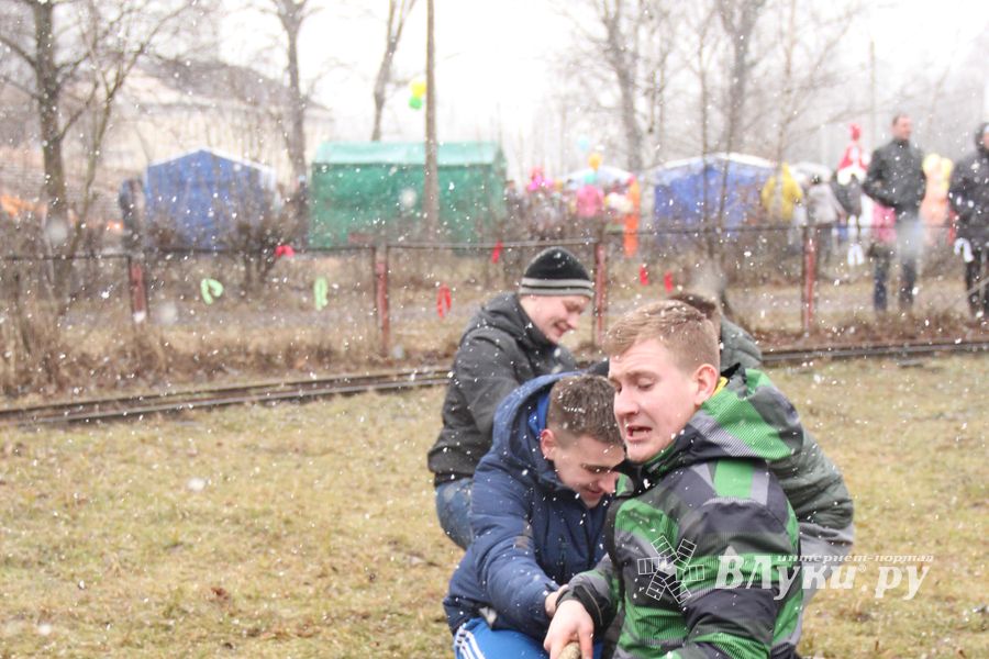 В Великих Луках сожгли Масленицу (фото)