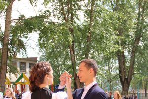 В Великих Луках прозвенели «последние» звонки (ФОТО)