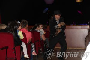 Шоу магических зонтиков и мыльных пузырей увидели юные великолучане