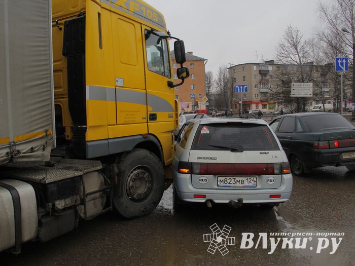  В Великих Луках на площади Калинина опять ДТП (ФОТО)