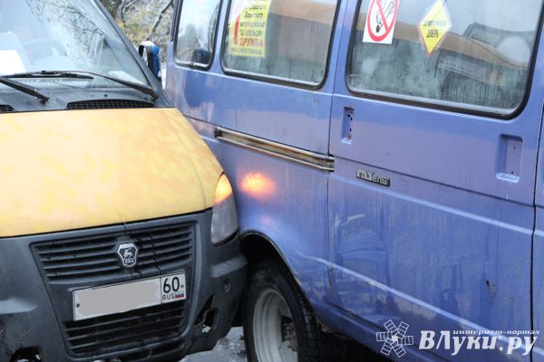 На проспекте Гагарина «маршрутки» не поделили остановку (ФОТО)