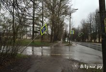 Кому помешали дорожные знаки в Великих Луках?