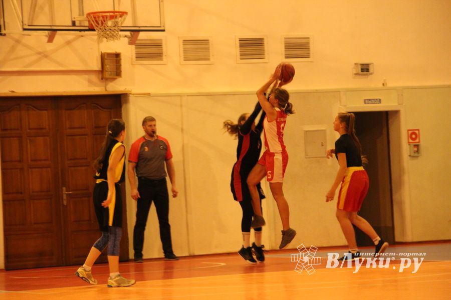 Великолукские баскетболистки борются за Кубок города (ФОТО)