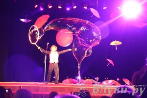 Шоу магических зонтиков и мыльных пузырей увидели юные великолучане