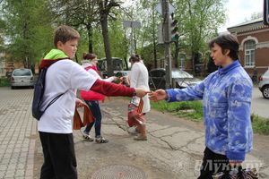 В Великих Луках прошла акция «Георгиевская ленточка»
