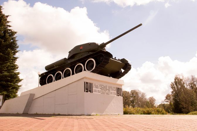 Танк «Т-34», памятник всем танкистам, освобождавшим Великие Луки