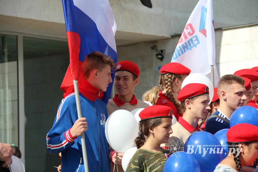 Великолучане отмечают День флага (ФОТО)