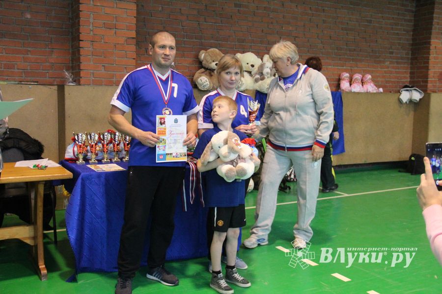 В Великих Луках прошли областные соревнования «Папа, мама, я - спортивная семья» (ФОТО)