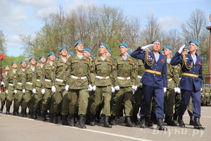 Парад Победы в Великих Луках (фото)