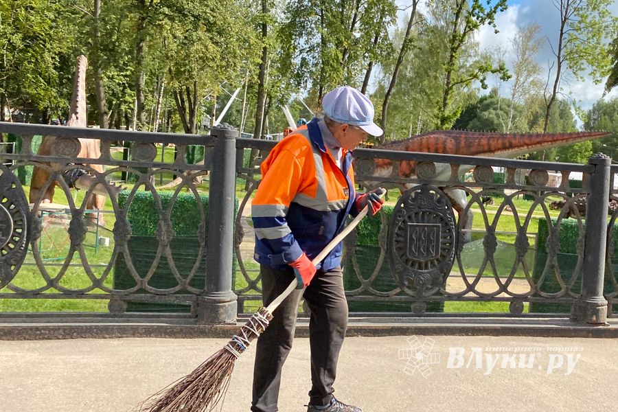 На центральном мосту затруднено движение (ФОТО)