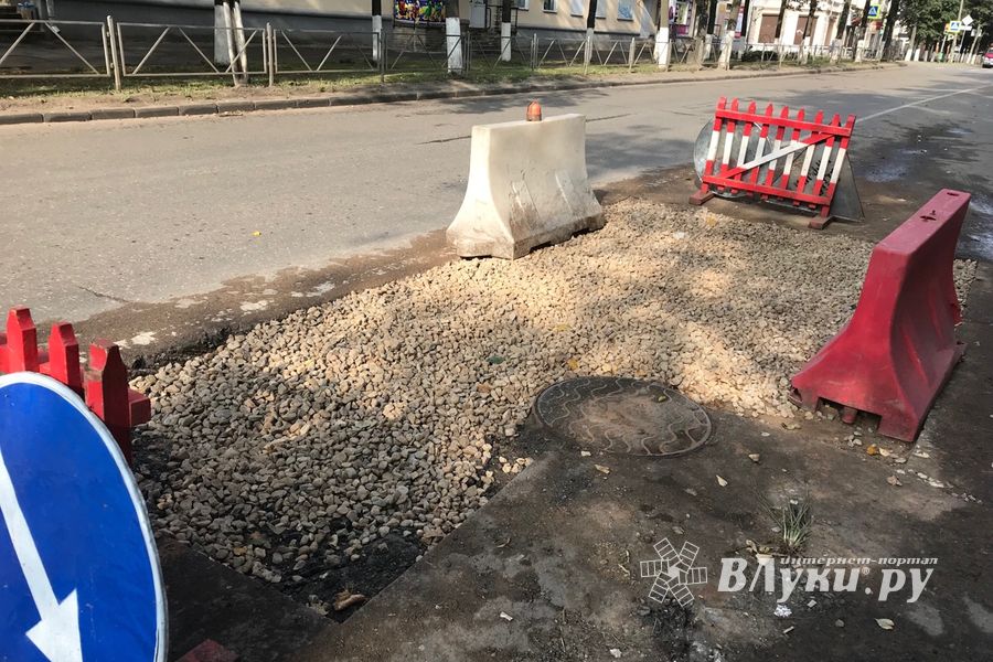 Опасность под ногами: Великие Луки поглотит канализационная пучина? (ФОТО)