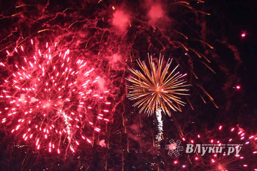 Праздничный салют в честь Дня города