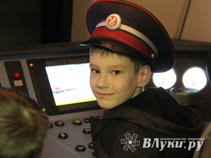 Великолукские школьники почувствовали себя машинистами (ФОТО)