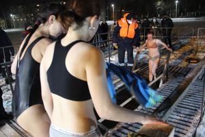 В Великих Луках проходят крещенские купания (ФОТО)