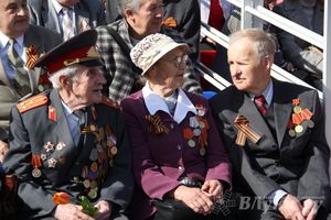 Парад Победы в Великих Луках (фото)