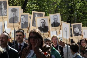 9 мая в Великих Луках. Шествие и салют