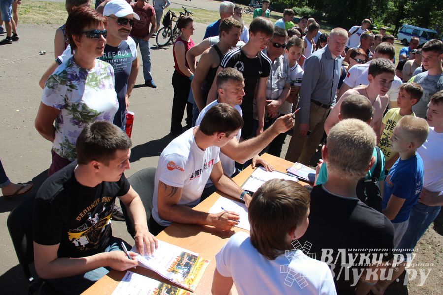 В Великих Луках состояли соревнования по подтягиванию на турнике (фото)