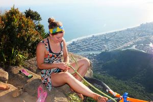 Девушка на каблуках прошла по канату на высоте 840 метров (фото)