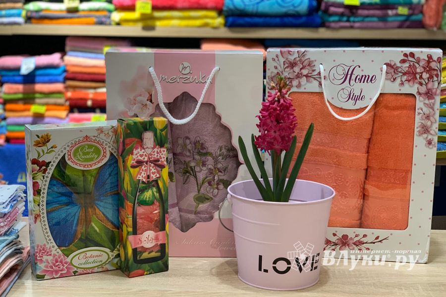 Кот Барон приготовил подарки для женщин