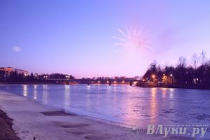 День защитника отечества в Великих Луках отметили памятным митингом и салютом