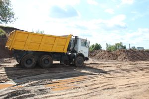  На месте строительства путепровода ведутся работы (фото)