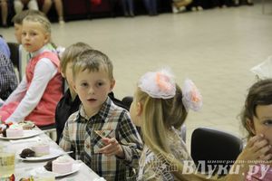 100 будущих первоклассников Великих Лук получили в подарок рюкзаки и школьные принадлежности