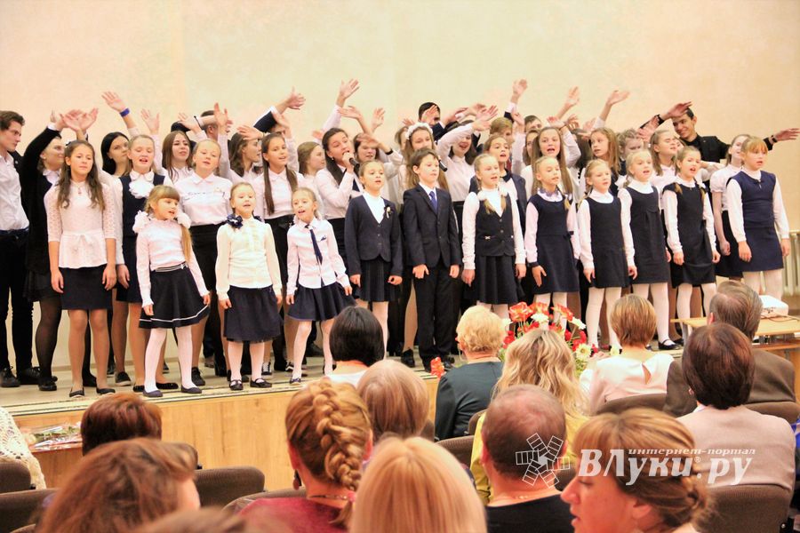В Великих Луках ученики школы №13 поздравили своих педагогов (ФОТО)