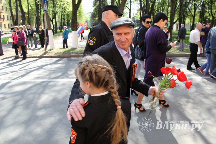 9 мая в Великих Луках. Шествие и салют