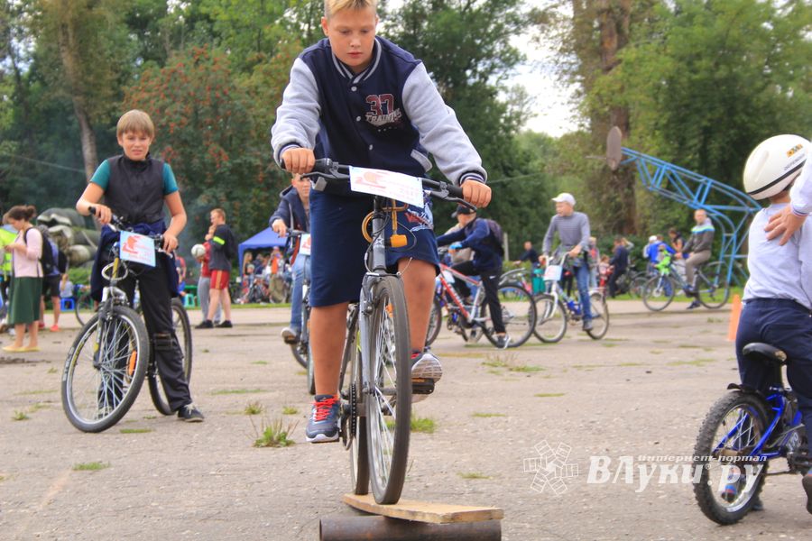 В Великих Луках прошёл Велопарад (ФОТО)