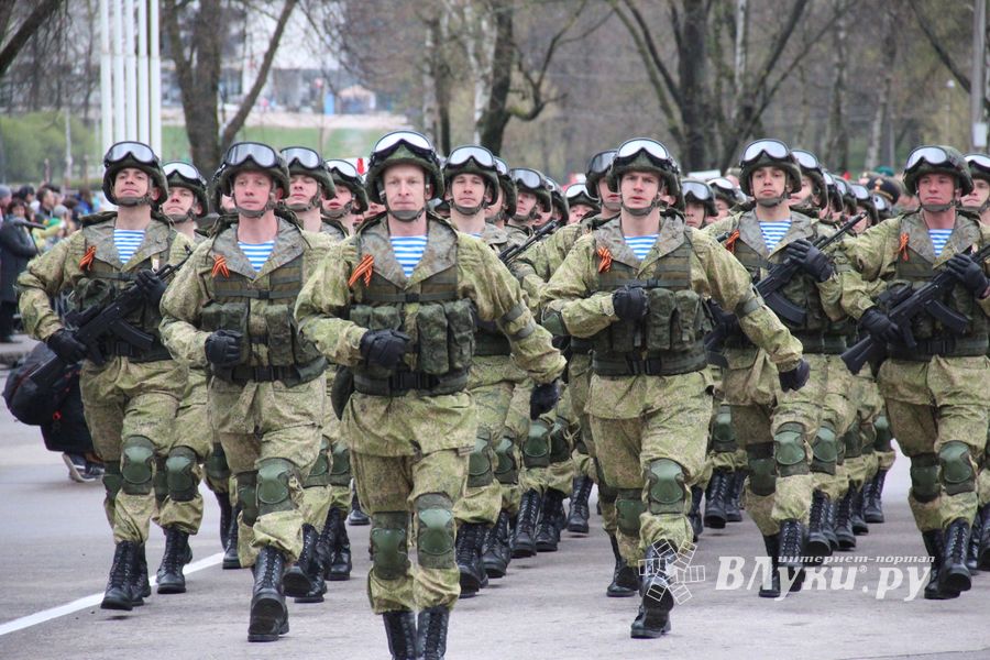 В Великих Луках прошел Парад Победы (ФОТО)