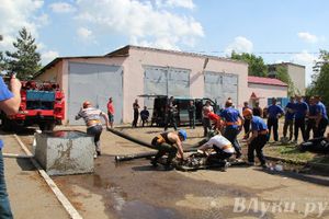 В Великих Луках прошли соревнования среди пожарных