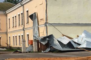 Ураган в Псковской области валил деревья и срывал крыши (ФОТО)