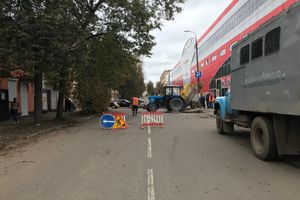Из-за аварии водопровода перекрыт участок улицы Л. Толстого в Великих Луках (ФОТО)